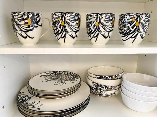 Beautiful chic apartment, lift, views & parking Image 3