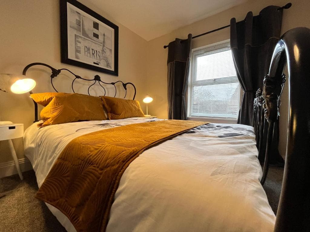 York Centre 2 Bedroom Renovated Flat, 8 Escrick Street Image 1