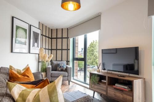 Luxe 3BR Great Central Apartment City View Near Sheffield Image 3