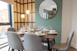 Luxe 3BR Great Central Apartment City View Near Sheffield Image 2