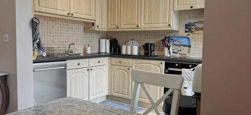 Flat 12 Sebastian Court - 2 beds with a four poster Image 2