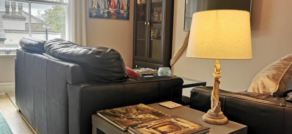 Flat 12 Sebastian Court - 2 beds with a four poster Image 1