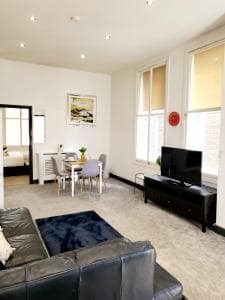 Central 2bed Apartment w/parking Image 1