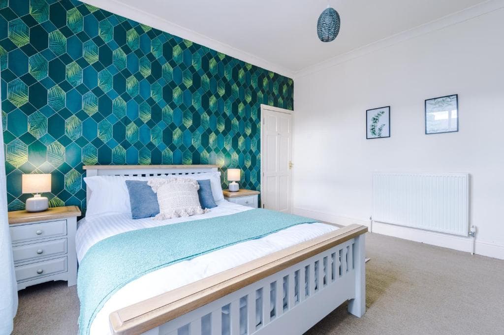 Spacious house, newly furnished, 10 mins from centre, parking and garden Image 1