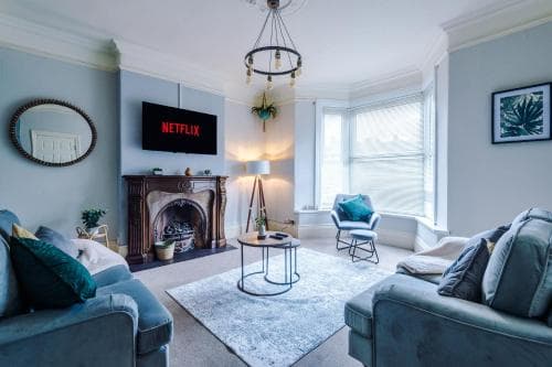 Spacious house, newly furnished, 10 mins from centre, parking and garden Image 3