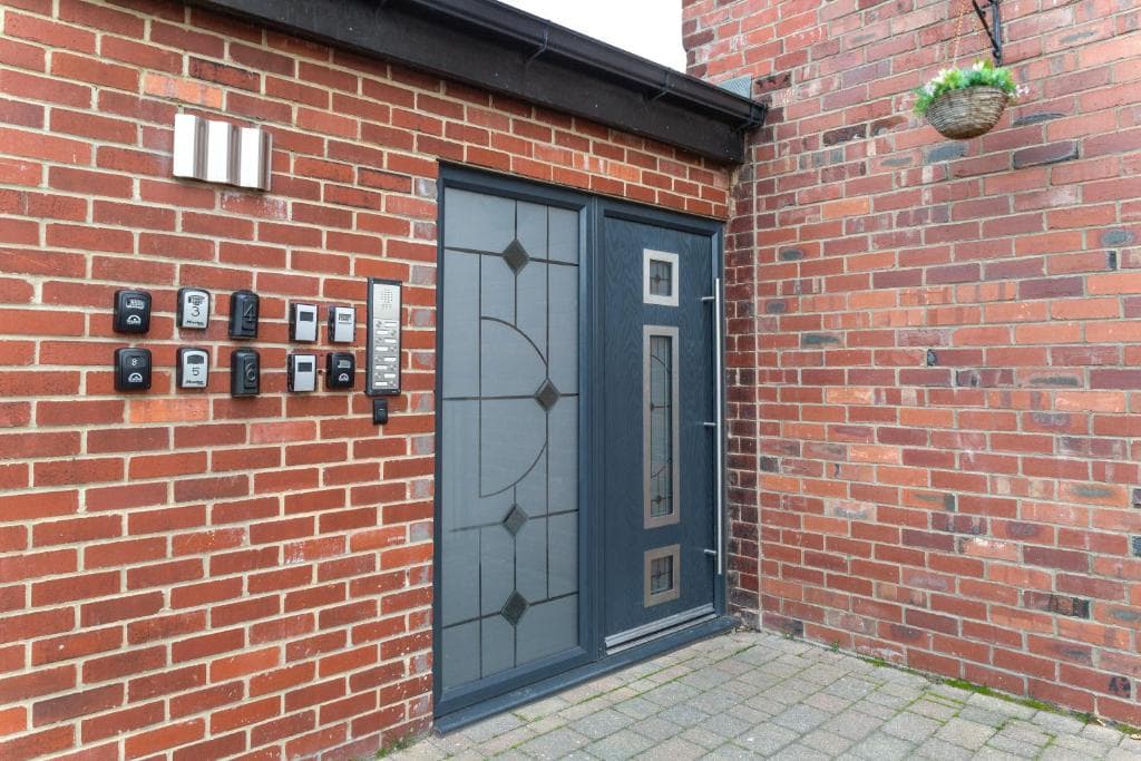 Modern apartment close to city centre with parking Image 1