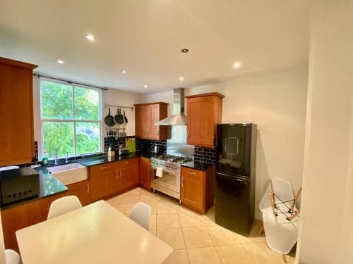 HOTHAMS COURT Image 3