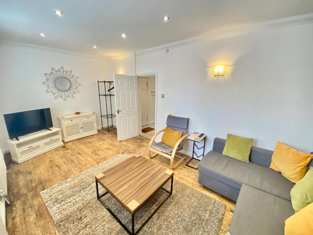 HOTHAMS COURT Image 1