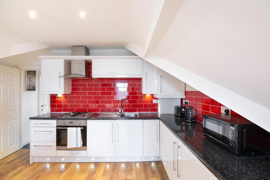 Modern city centre flat with free parking Image 2