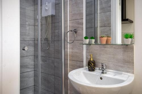 Elite City Stays hosts cosy spacious apartment Image 3