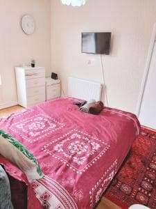 Spacious two bedroom house, parking and WiFi Image 2