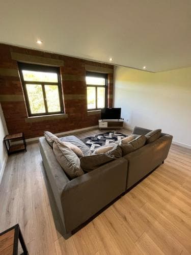 LUXURY NEWLY DECORATED 2 BEDROOM DUPLEX Image 1
