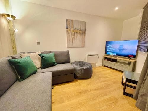 Stylish Leeds City Apartment, Free Parking, Balcony Image 3