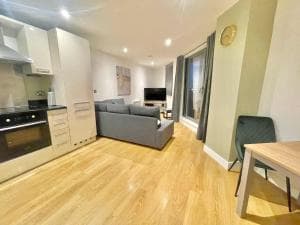 Stylish Leeds City Apartment, Free Parking, Balcony Image 2