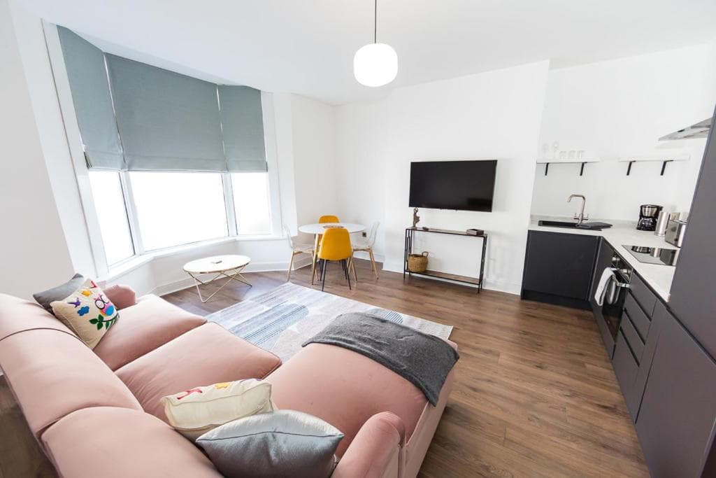 Coastline Villas - Heart of Redcar 1 & 2 Bed New Apartments, ideal for contractors and holidayers Image 1