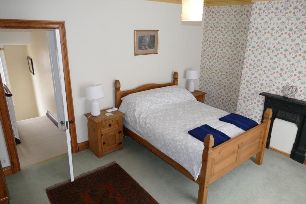 Abigail's House - Large 3 Bed Townhouse - short 5 min walk to town! Image 1