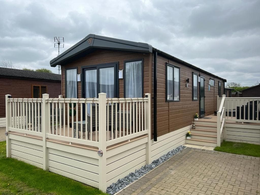 Lazy Bunny Lodge with Hot Tub Image 1