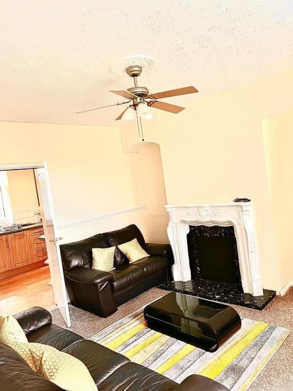 Pollard Crescent - Very Spacious 3 bed Image 1