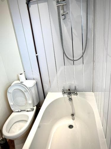 Pollard Crescent - Very Spacious 3 bed Image 3