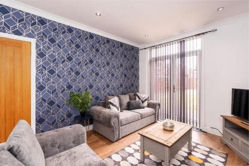 Contractor & Leisure & Airport & Central Location & Free Parking Image 3