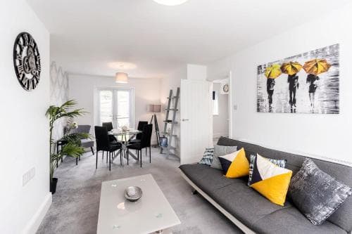 Modern Contractor House & Free Parking & Garden Image 3