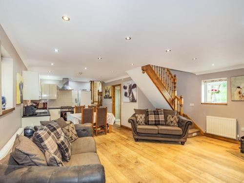 Sutton Cottage Image 3