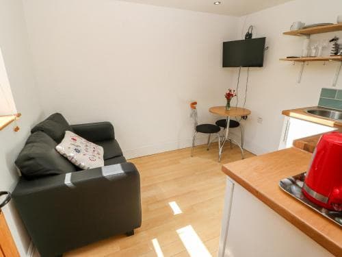 Garden Cottage Image 11