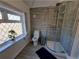 Relaxed Double bed with private bathroom, parking, WiFi and garden. Image 2