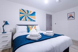 Stylish one bedroom apartment in Bradford - sleeps 4 Image 2