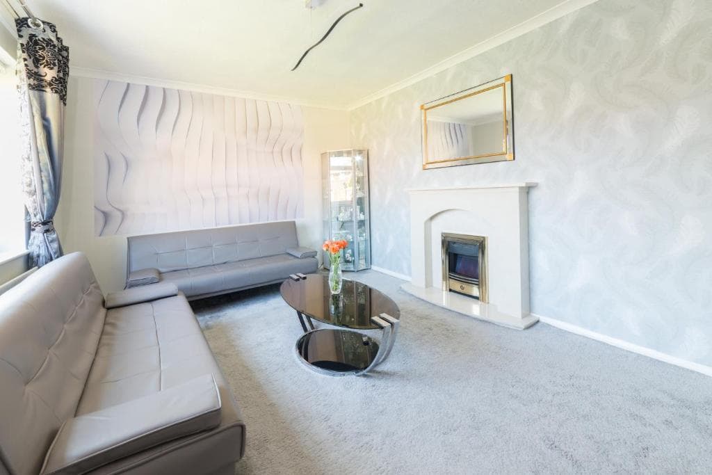 Modern Central House with 2 Parking Spaces Image 1