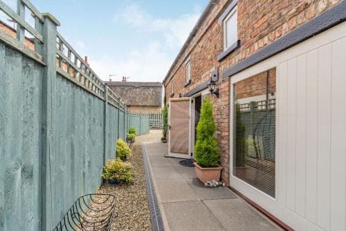 Upstairs Downstairs Cottage Image 3