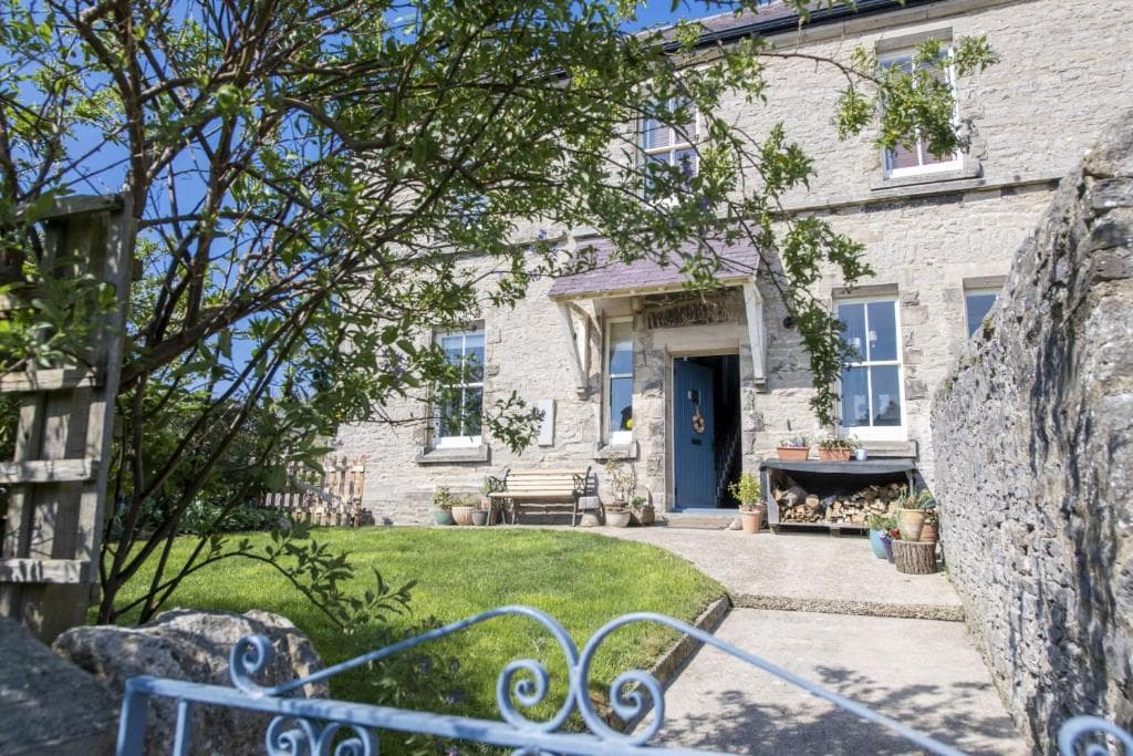 8 Quarry Hills Image 1