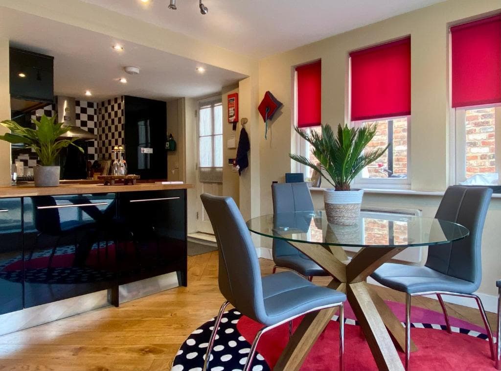 Easy Walk City Centre Flat with Free Parking Image 1