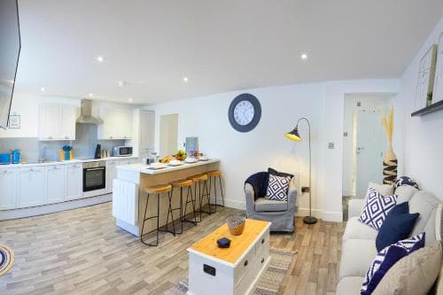 THE HIDEAWAY @ EMPIRE 39, town centre location, close to train station- Yorkshire Coast Holiday Lets. Image 3