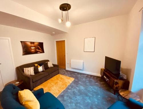 Folly View - Settle Image 3