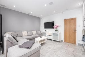 Pass the Keys Modern and minimalist duplex apartment sleeps 6 Image 2