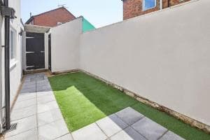 Host & Stay - The Lobster Holiday Inn Image 2