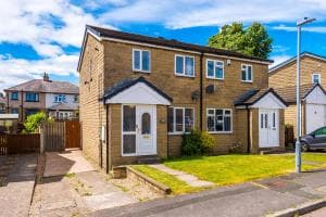 Family friendly 3-bed home with free parking on site Image 2