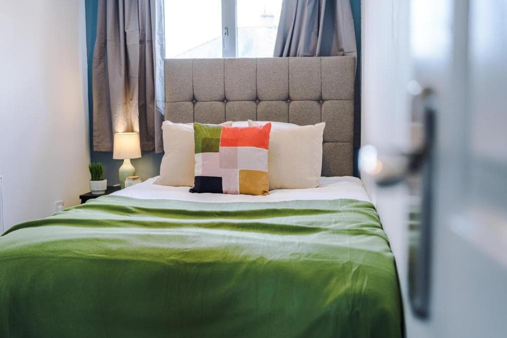 Family friendly 3-bed home with free parking on site Image 1