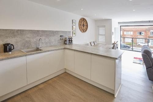 Host & Stay - Even Keel Image 3