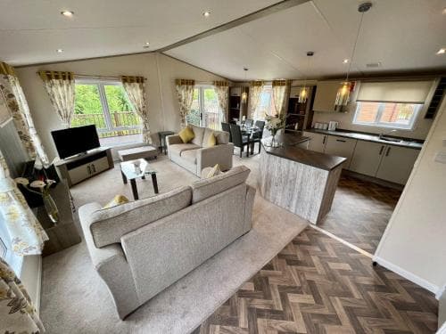 Buttercup - Lodge with Hot Tub Image 3