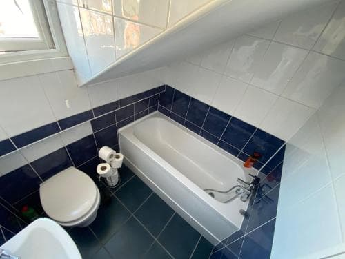 Ideal 4 Bed House - 5 minutes From Leeds Image 3