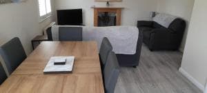 Stunning two storey spacious chalet Image 2