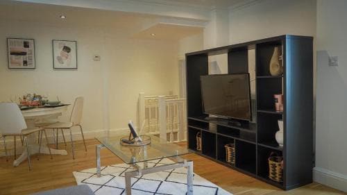 Modern & Spacious Leeds City Centre Apartment with Parking - Sleeps 5 Image 3