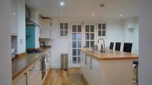 Modern & Spacious Leeds City Centre Apartment with Parking - Sleeps 5 Image 2