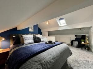 Boutique 5 bed home on Birdwell Road - Free parking Image 2