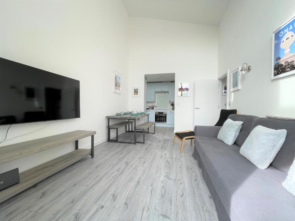 Penthouse Apartment w/ Parking Image 1