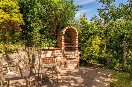 Pass the Keys Spacious Family Home with Orchard Tree Garden Image 3