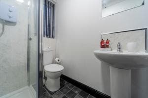 Newly Refurb 2 Bedroom Comfortable Spacious Image 2