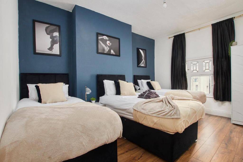Stylish Large Duplex In Leeds - Sleeps 9 Image 1